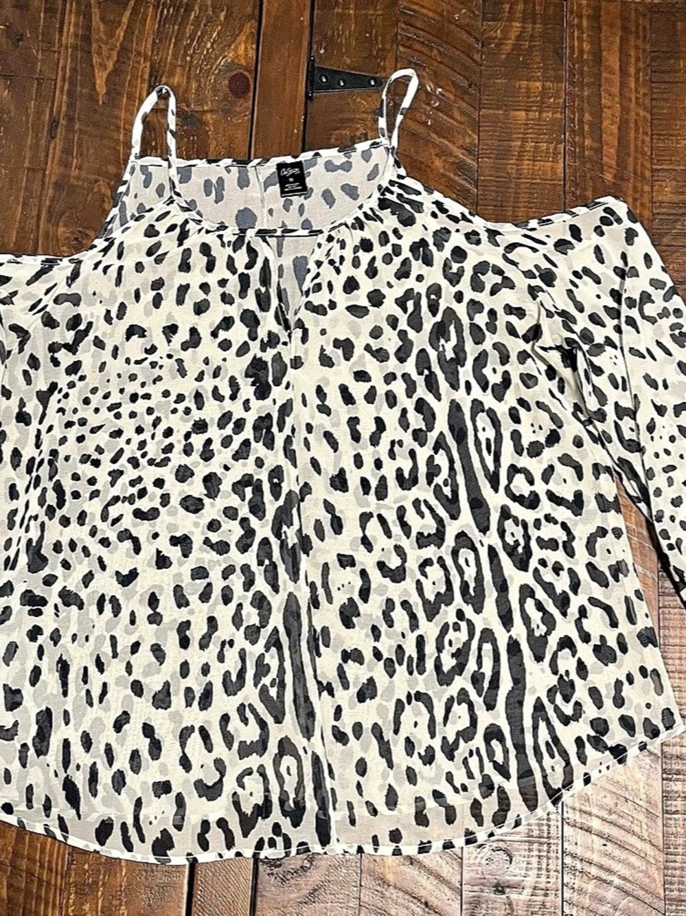 Women’s Animal Print Blouse in White & Black XL Cold Shoulder- Like New